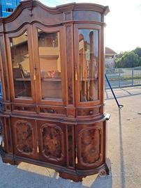 Vetrina in legno massello stile classico