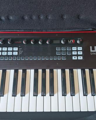 IK Multimedia Uno Synth Pro + Custodia