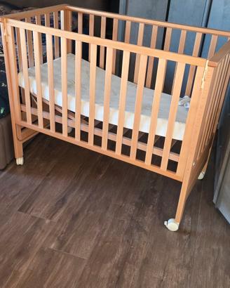 Lettino/Culla con sponda a scomparsa.