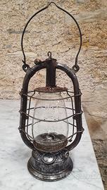 Antica lampada o lanterna ad olio tedesca