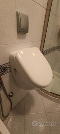 Orinatoio a parete con coperchio 