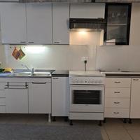 cucina componibile,tavolo e sedie