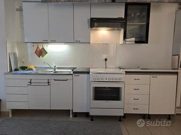 cucina componibile,tavolo e sedie