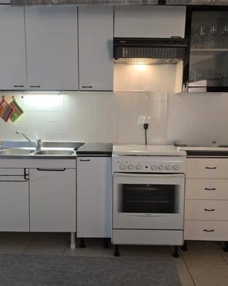 cucina componibile,tavolo e sedie