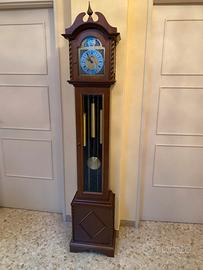 Orologio a pendolo da pavimento in legno