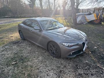 Alfa Romeo Giulia Super AT8 2.2
