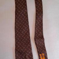 Gucci cravatta marrone e disegno oro in seta