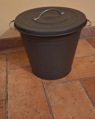 bidone metallo grigio