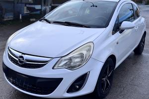 Opel Corsa 1.2 3 porte b-color