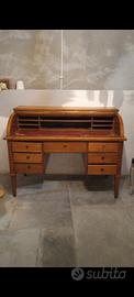 scrivania d'epoca ben tenuta 