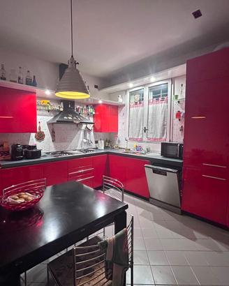 Cucina angolare rossa
