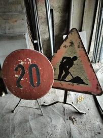 cartelli stradali in metallo