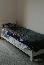 Letto singolo bianco di legno