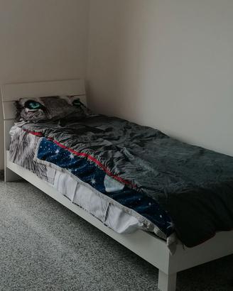 Letto singolo bianco di legno