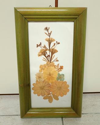 Quadretto vintage con fiori pressati naturali