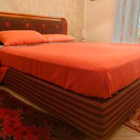 Letto contenitore con testiera.