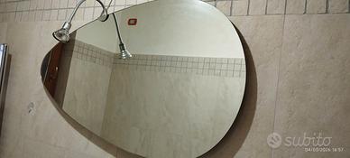 Lavabo in cristallo con miscelatore e specchii