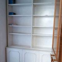 libreria bianca a giorno chiusa in basso