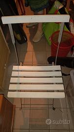 Due sedie pieghevoli bianche