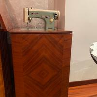 macchina per cucire con mobile