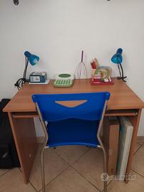 scrivania - sedia - lampade