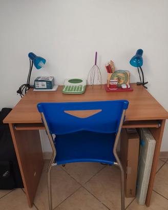 scrivania - sedia - lampade