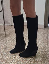 Stivali alti in camoscio nero con zeppa