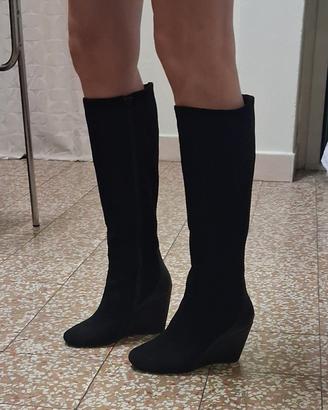 Stivali alti in camoscio nero con zeppa