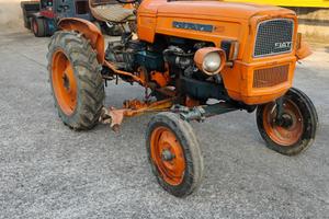 Trattore fiat 215 con barra falciante