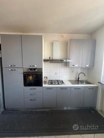 Cucina con forno frigo lavandino e rubinetto
