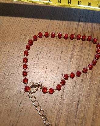 Braccialetto con perline rosse e chiusura dorata