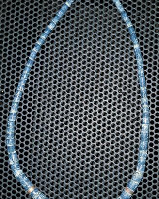 Collana con perle cilindriche blu venati