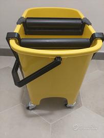 Carrello lavapavimenti con strizzatore a pedale