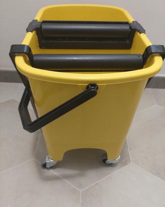 Carrello lavapavimenti con strizzatore a pedale