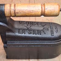 Ferro da stiro vecchio antico a carbone