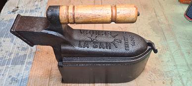 Ferro da stiro vecchio antico a carbone