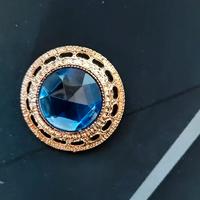 Spilla vintage dorata con pietra blu