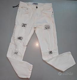 Jeans bimbo style bianchi con strappi e scritte