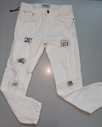 Jeans bimbo style bianchi con strappi e scritte