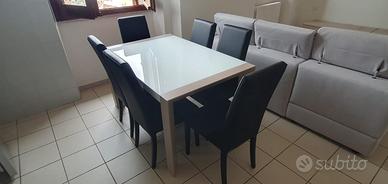 Tavolo con sedie
