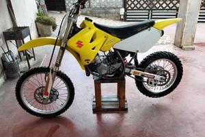 Suzuki RM 85 (leggi)