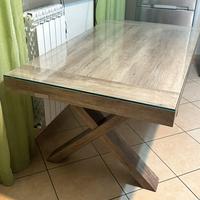Tavolo in legno allungabile con vetro