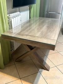 Tavolo in legno allungabile con vetro