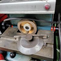 Affilatrice per utensili da tornio