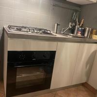 Cucina con elettrodomestici