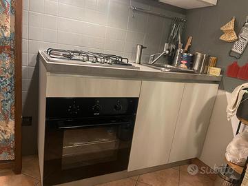 Cucina con elettrodomestici