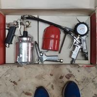 Molteplici attrezzi: set compressore, morsa, bucat