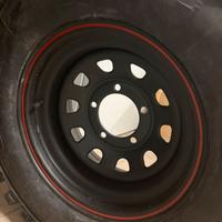 Pneumatici e cerchi completamente nuovi