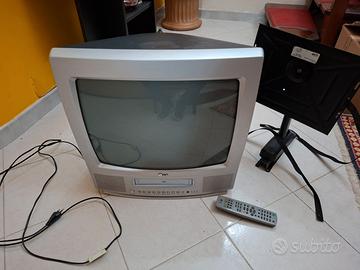 TV LG con telecomando e supporto a muro