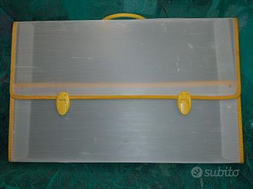 Valigetta portadisegni in polionda con 2 chiusure.